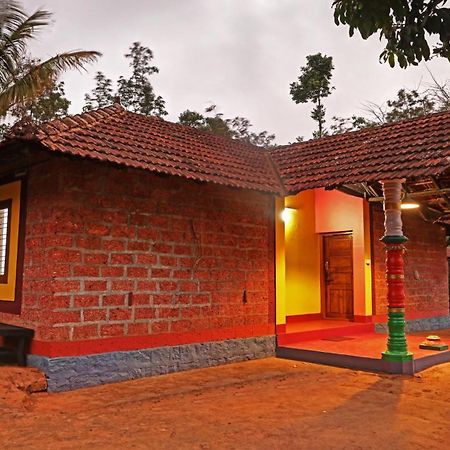 Hotel Allaranda Homestay マディケーリ エクステリア 写真